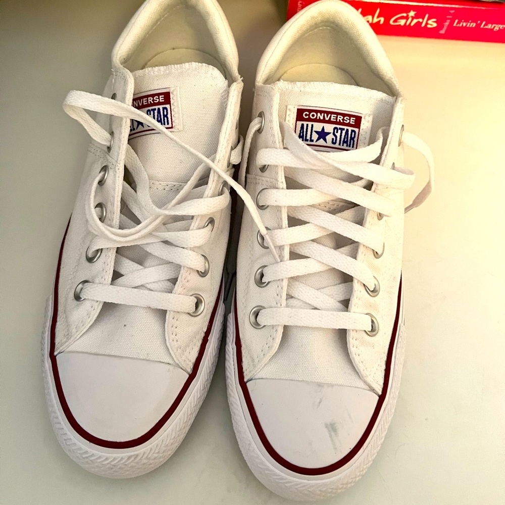 NWOT - CONVERSE WOMENS SIZE 9